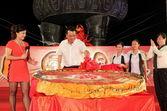“慶國慶、喜迎十八大——月圓桐江”篝火晚會在鼎文化公園舉行