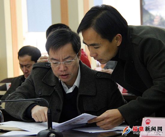 會(huì)場(chǎng)，程樹平就會(huì)議內(nèi)容與部門代表交換意見。.JPG