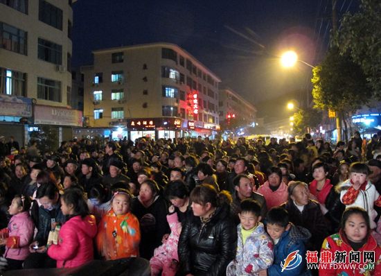 演員與觀眾的熱情互動，一次次將現場氣氛推向高潮.jpg