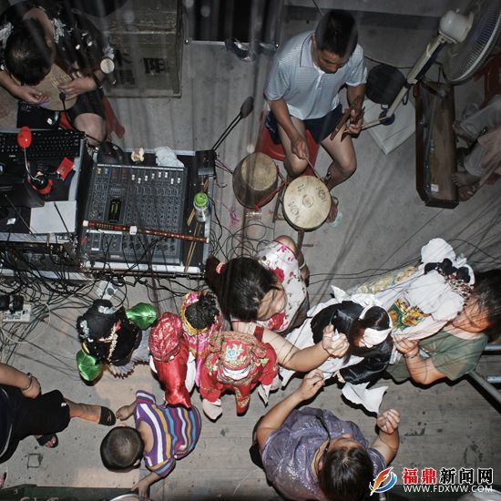 后臺(tái)器樂演奏配合著前臺(tái)劇情的起伏變化.JPG