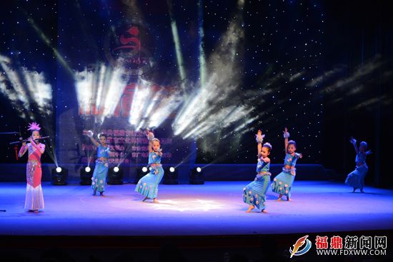 小學(xué)生組合在表演器樂巴烏VS舞蹈.jpg