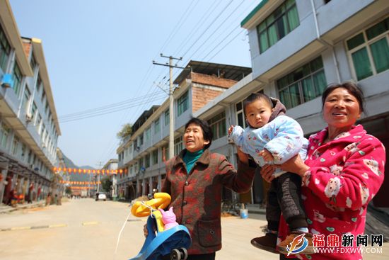 瞧，這里將成為旅游購物休閑一條街。赤溪村民杜大媽一家站著村口，臉上掛滿幸福（林熙  雷順號攝）.JPG