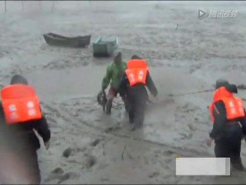 邊防官兵臺風(fēng)中緊急救助群眾