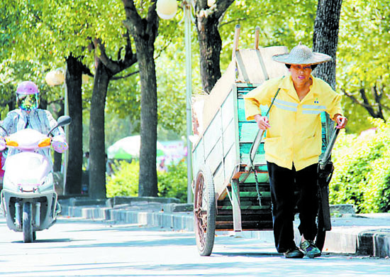 高溫下的堅守 夏日，他們用汗水扮靚城市