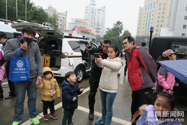 福鼎警方開展“向人民匯報”暨“群眾的110，你我的30年”110主題宣傳活動