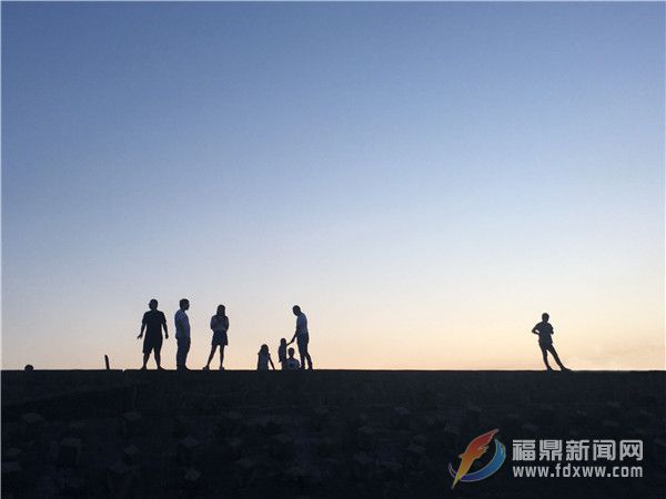 夕陽下，絡繹不絕的人群的剪影.jpg
