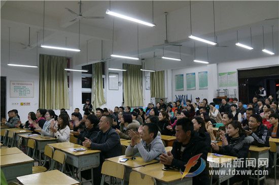 講座贏得學(xué)生家長(zhǎng)陣陣掌聲.jpg