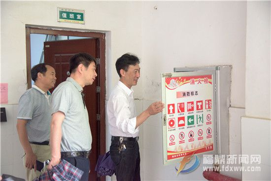 督查組正在檢查校園消防設(shè)施.jpg