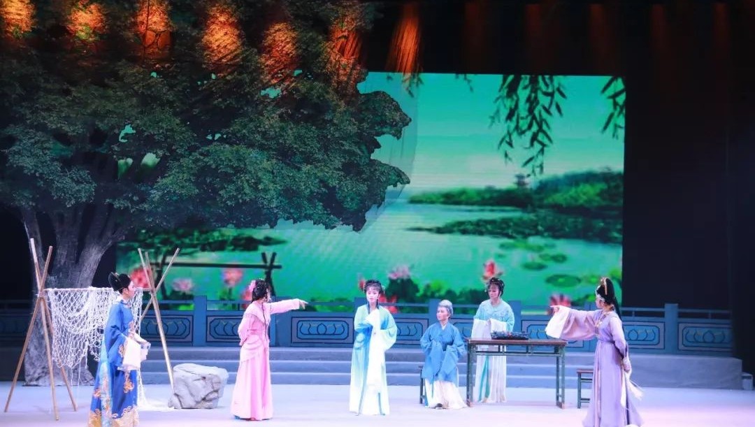 昨晚，人民劇場來了顆“夜明珠”，很好看！
