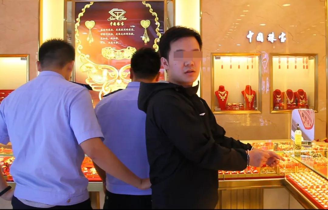 轟動全城！光天化日搶劫金店，現場畫面曝光！福鼎公安兩小時內迅速破案！