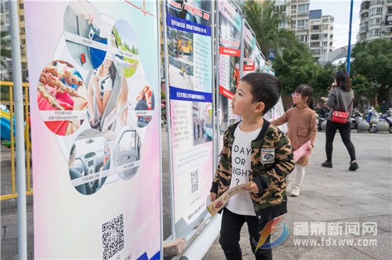 我市多部門聯(lián)合開展“全國(guó)交通安全日”主題活動(dòng)