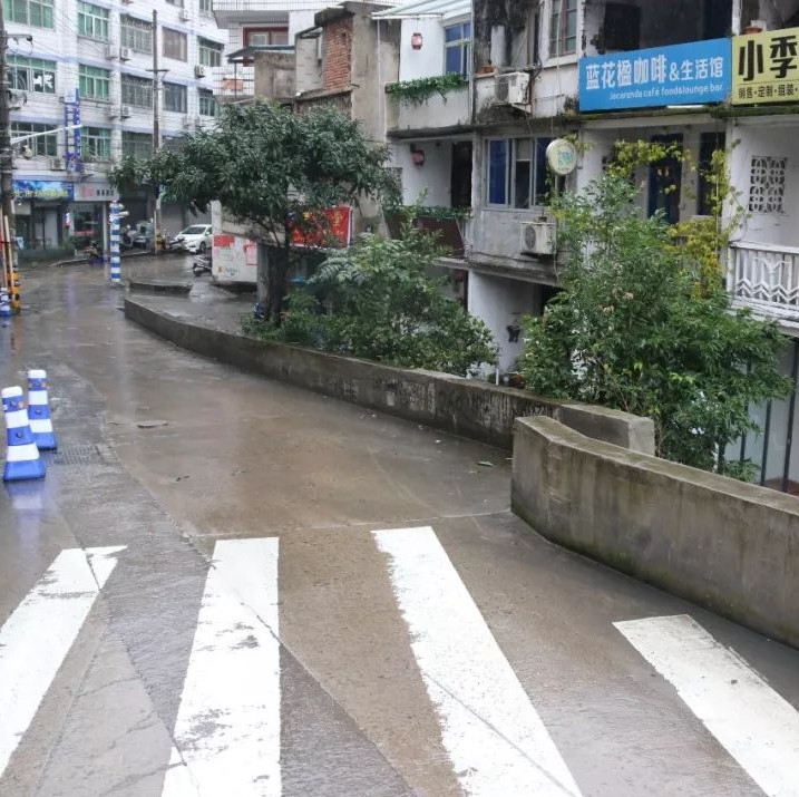這處斜坡存隱患？市民建議：斜坡護墻加高，刷夜光漆