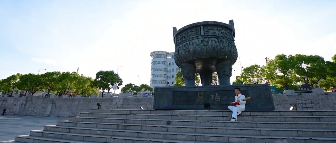 他本是理發(fā)師，卻“半路出家”愛上了福鼎的“嘭嘭鼓”