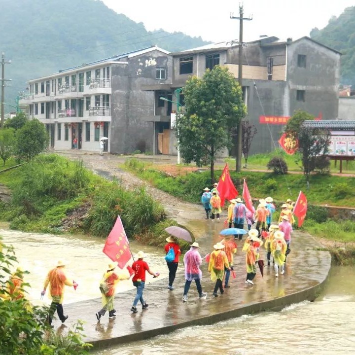 唱紅歌、參觀紀念館、重溫誓詞......他們重走紅軍路，重溫革命崢嶸歲月