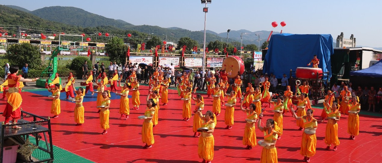 今天，我們在店下慶祝豐收節(jié)，體驗“農(nóng)耕樂”！