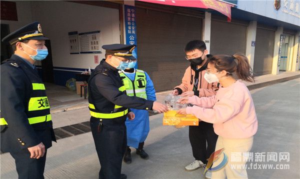 暖心！福鼎愛心店家慰問交通防控疫情點執勤人員