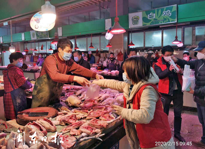 隔離病毒，傳遞溫暖——福鼎市場管理中心向經營戶送口罩