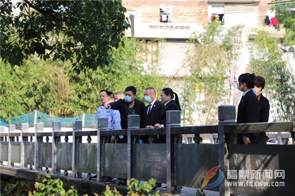 市法院聯手市河長制辦公室、水利局執法大隊開展巡河活動