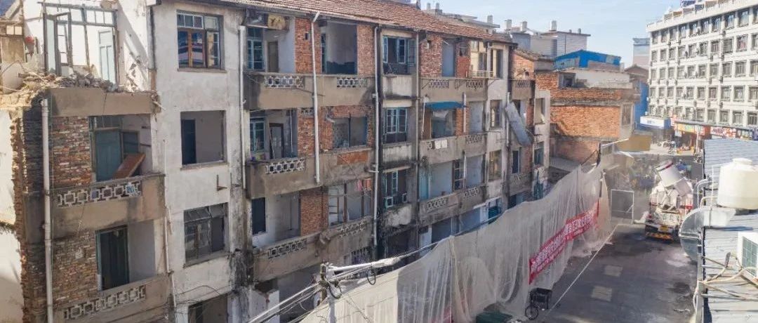拆除鬧市區近1500平危房，騰出空地做公益