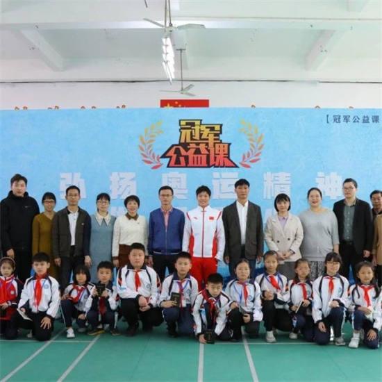 冠軍公益課｜球不落地，決不放棄！黃東萍走進(jìn)母校南安市國專中心小學(xué)弘精神、授球技